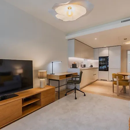 Appartamento Upscale 1bdr With Pool & Parking By Lovelystay Lisbona