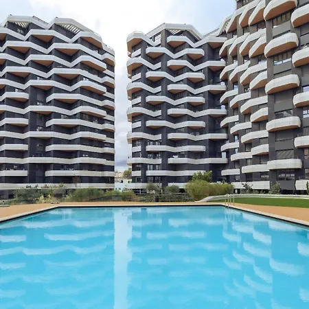 Appartamento Upscale 1bdr With Pool & Parking By Lovelystay Lisbona