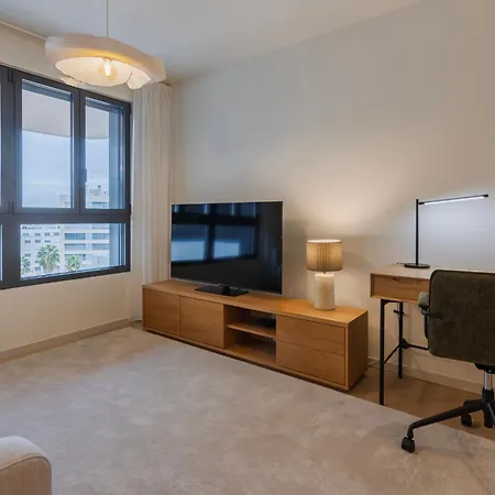 Upscale 1bdr With Pool & Parking By Lovelystay דירה ליסבון