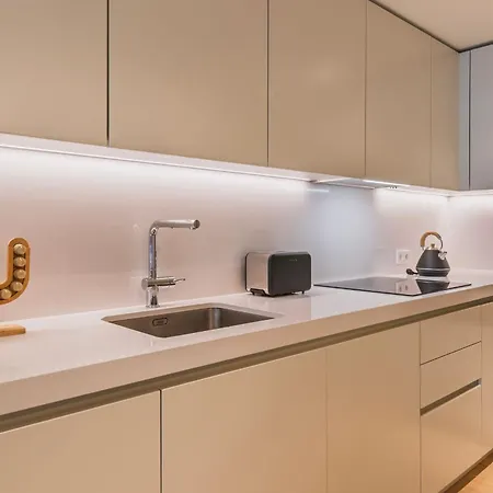 Upscale 1bdr With Pool & Parking By Lovelystay